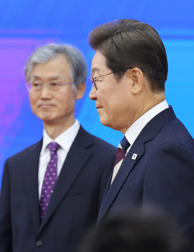 이재명 대통령이 4일 서울 여의도 국회에서 열린 제21대 대통령 취임선서식에서 조희대 대법원장등과 인사를 마친 뒤 이동하고 있다. 연합뉴스