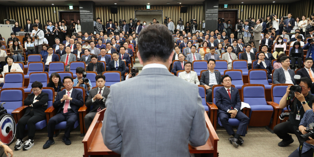 5일 서울 여의도 국회에서 열린 국민의힘 의원총회에서 의원들이 권성동 원내대표의 발언을 듣고 있다. 연합뉴스
