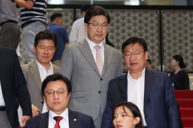 국민의힘 권성동 원내대표를 비롯한 의원들이 5일 내란특검법 등 3대 특검법안 표결에 불참한 채 국회 본회의장에서 나오고 있다. 연합뉴스