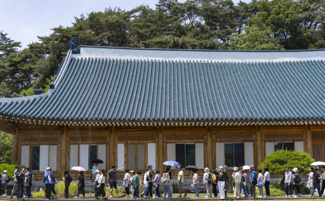 5일 서울 종로구 청와대 내 대통령 관저가 관람객들로 붐비고 있다. 이재명 대통령이 집무실을 청와대로 이전할 방침인 것이 알려지자 이날 청와대 관람객은 주말 관람객 수에 육박할 정도로 많았다. 연합뉴스