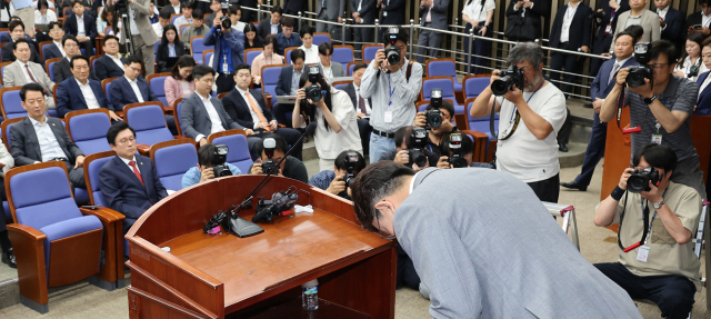 수년째 '끼리끼리 정치' 이러다 내년 지선까지 참패할라<br />