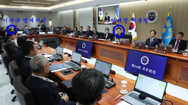 이재명 대통령이 5일 서울 용산 대통령실 청사에서 열린 국무회의를 주재하고 있다. 오른쪽 파란원 안이 이재명 대통령, 왼쪽 파란원 안이 이완규 법제처장. 연합뉴스