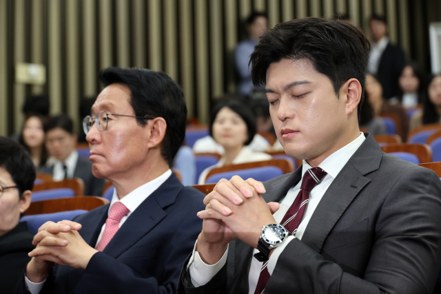 국민의힘 김용태 비상대책위원장이 5일 서울 여의도 국회에서 열린 의원총회에서 생각에 잠겨 있다. 연합뉴스