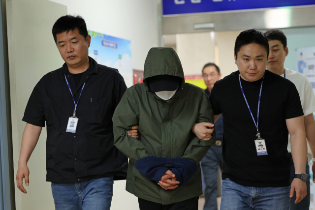 승용차를 몰고 바다로 돌진해 처자식을 살해한 혐의를 받는 지모(49) 씨가 4일 광주지방법원에서 열리는 구속 전 피의자 심문(영장실질심사)에 출석하기 위해 호송차에 오르고 있다. 연합뉴스