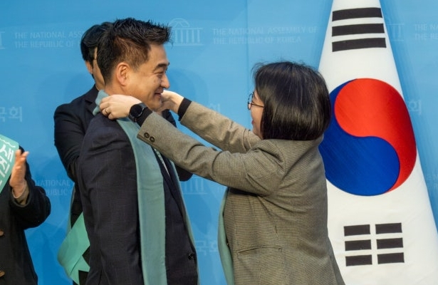 22대 총선을 앞뒀던 2024년 2월 15일 새진보연합(기본소득당 주도로 사회민주당과 열린민주당이 구성했던 선거연합정당)의 2호 인재로 영입된 최혁진 전 문재인 정부 청와대 사회적경제비서관에게 용혜인 기본소득당 대표가 목도리를 매어주고 있다. 기본소득당