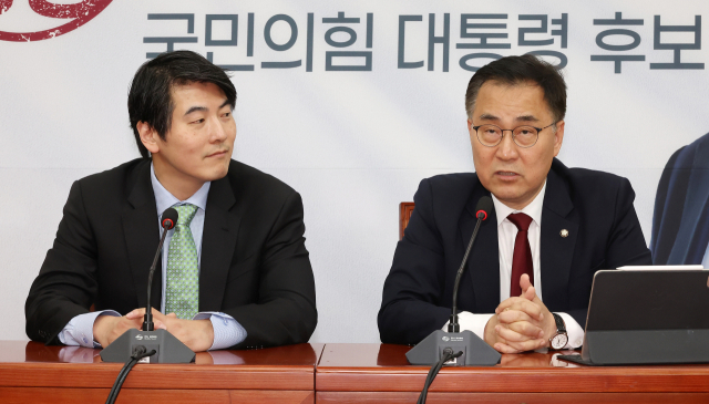 국민의힘 최형두 선거대책위원회 AI과학정책본부장(오른쪽)이 26일 국회에서 챗 GPT 개발사인 미국 오픈AI의 제이슨 권 최고전략책임자(CSO)와 회동하고 있다. 연합뉴스