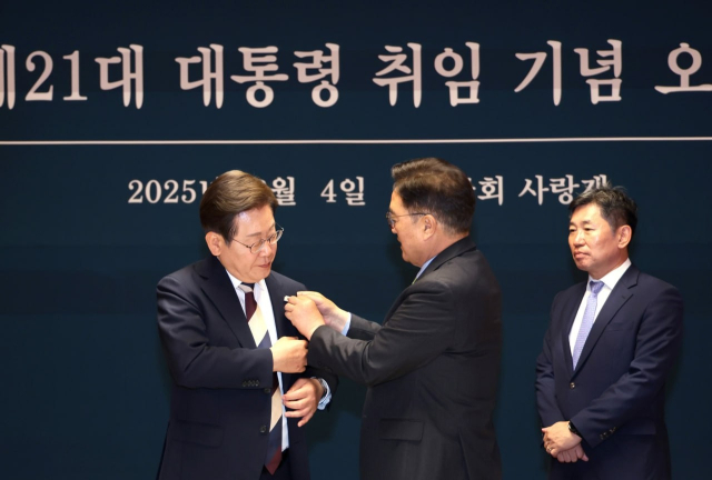 우원식 국회의장이 4일 국회 사랑재에서 열린 제21대 이재명 대통령 취임기념 오찬에서 이 대통령에게