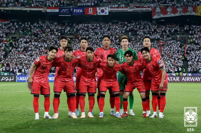 6일(한국시간) 이라크 바스라국제경기장에서 열린 2026 FIFA 북중미 월드컵 3차예선 한국 대 이라크의 경기. 경기 시작 전 한국 선수들이 기념 촬영을 하고 있다. 연합뉴스