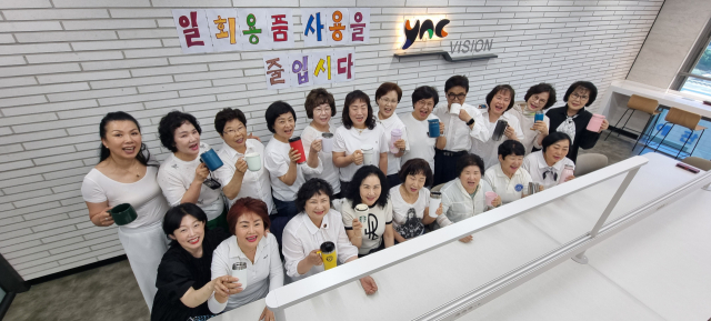 영남이공대 사회복지서비스과 전공심화과정 성인학습자 재학생들이 일회용품 사용 줄이기 캠페인을 펼치고 있다. 영남이공대 제공