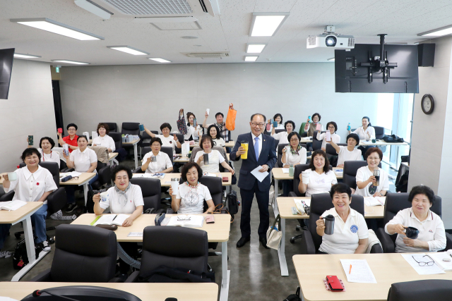 이재용(가운데) 영남이공대 총장이 텀블러를 들고 캠페인에 참여한 사회복지서비스과 학생들을 격려하고 있다. 영남이공대 제공