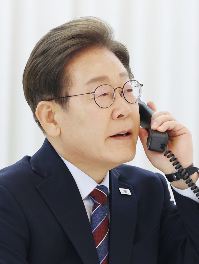 이재명 대통령이 6일 서울 한남동 관저에서 도널드 트럼프 미국 대통령과 전화 통화를 하기 위해 수화기를 들고 있다. 연합뉴스
