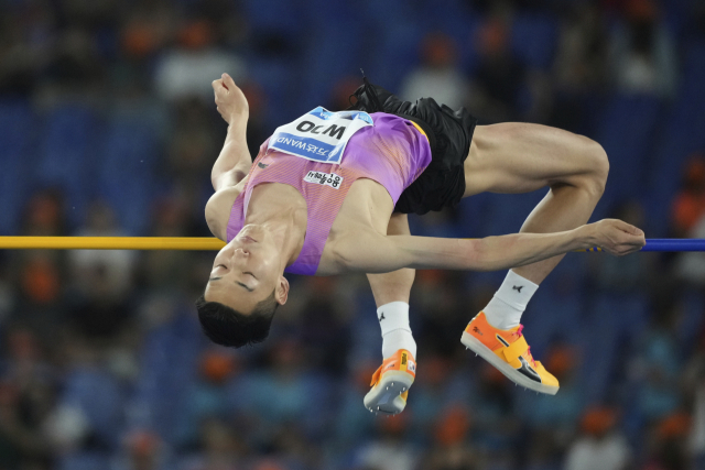 우상혁이 7일(한국시간) 이탈리아 로마에서 열린 2025 세계육상연맹 로마 다이아몬드리그에서 우승을 확정한 뒤 기뻐하고 있다. AP=연합뉴스