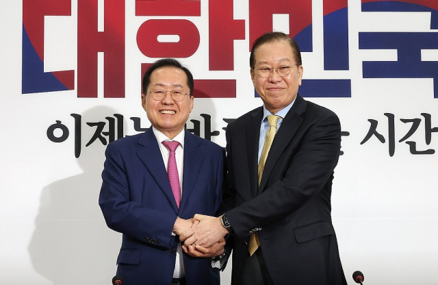 아마 다시는 볼 수 없을 장면. 홍준표 전 대구시장과 권영세 전 국민의힘 비상대책위원장이 불과 한 달여 전 대선 경선 전 상황이었던 2025년 4월 14일 만나 서로 양손을 모아잡고 웃고 있다. 자료사진. 연합뉴스
