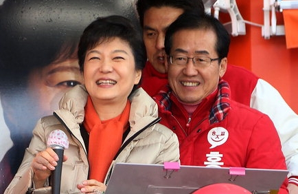 멀다면 멀고 가깝다면 가까운 과거, 12년여 전이다. 2012년 12월 1일 박근혜 당시 새누리당 대선 후보가 경남 김해시를 찾아 같은 당 홍준표 경남도지사 후보에 대한 지지를 호소하고 있다. 그해 12월 19일 치러진 18대 대선에서 박근혜 대통령이 당선됐고, 같은날 치러진 경남지사 재보궐선거에서도 홍준표 지사가 당선됐다. 자료사진. 연합뉴스
