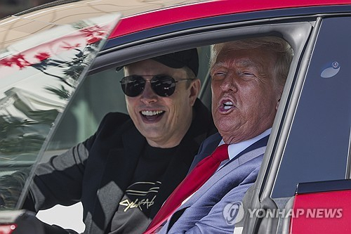 머스크와 테슬라 모델 S에 탑승한 트럼프 미국 대통령. AP 연합뉴스 자료사진.