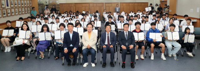 안동시장학회 장학증서 수여식. 안동시 제공