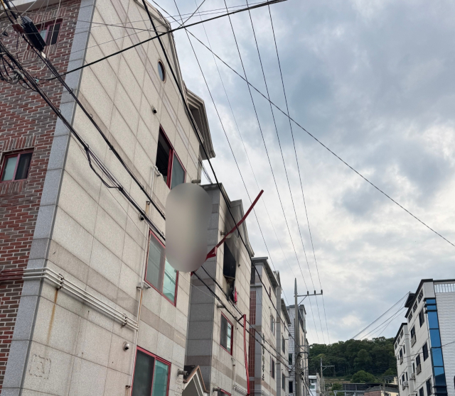 지난 7일 오후 6시 11분쯤 경북 구미시 진평동에 있는 빌라 3층에서 가스폭발 추정 불이 났다. 독자 제공