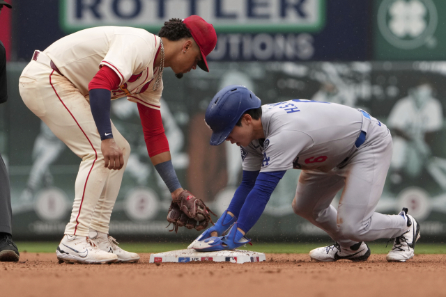 LA 다저스의 김혜성이 8일 미국 세인트루이스의 부시 스타디움에서 열린 2025 MLB 세인트루이스 카디널스와의 경기 5회초 안타로 출루한 뒤 2루 도루에 성공하고 있다. 연합뉴스