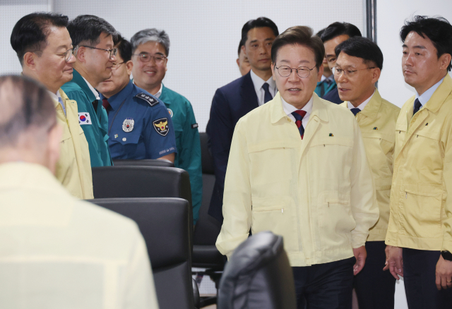이재명 대통령이 5일 서울 용산 대통령실 청사 국가안전보장회의(NSC) 회의실에서 열린 안전치안점검회의에 입장하고 있다. 연합뉴스