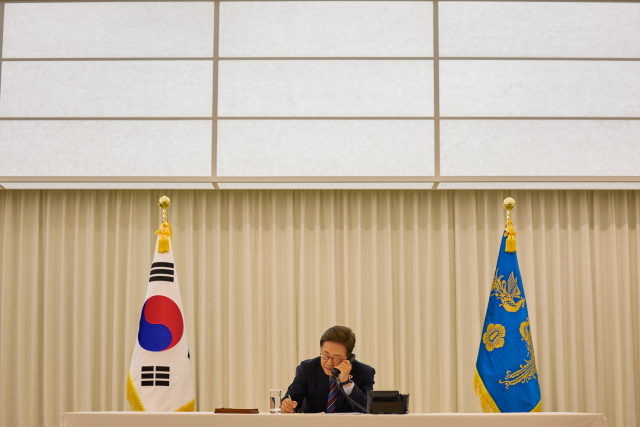 이재명 대통령이 6일 서울 한남동 관저에서 도널드 트럼프 미국 대통령과 전화 통화를 하고 있다. 연합뉴스