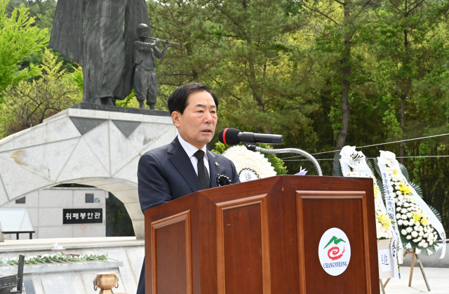 성낙인 창녕군수가 충혼탑에서 열린 제70회 현충일 추념식에서 순국선열을 기리고 있다. 창녕군 제공