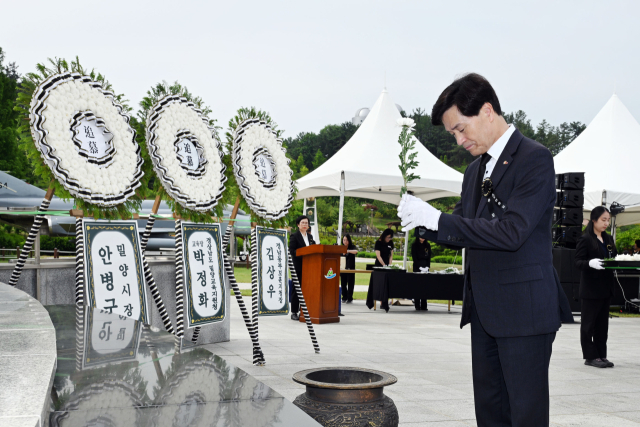 안병구 밀양시장이 6일 충혼탑에서 거행된 제70회 현충일 추념식에서 헌화와 분향을 하고 있다. 밀양시 제공