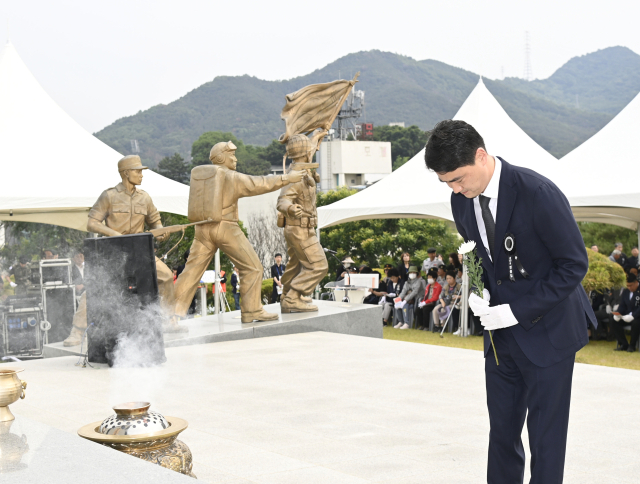 최재훈 대구 달성군수가 지난 6일 달성군 현풍읍 충혼탑에서 헌화하고 있다. 달성군 제공.