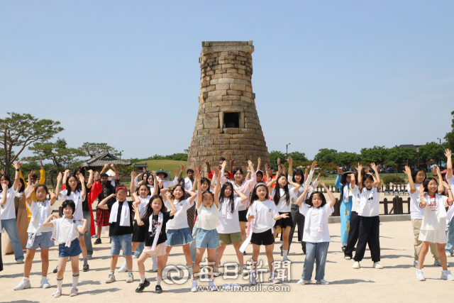 2025 경주화랑청년단편영화제 조직위원회 관계자들이 기념 사진을 촬영하고 있다. 조직위 제공