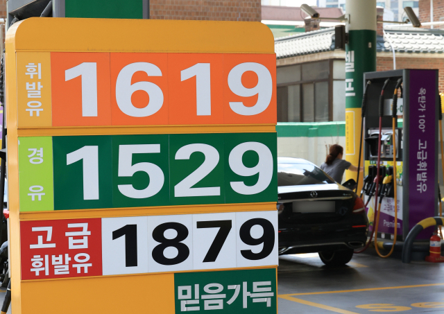 8일 서울 시내 한 주유소에서 시민들이 주유하고 있다. 국내 주유소 휘발유와 경유의 주간 평균 가격이 4주 연속 하락했다. 한국석유공사 유가정보시스템 오피넷에 따르면 6월 첫째 주(1∼5일) 전국 주유소 휘발유 평균 판매가는 직전 주 대비 L당 3.5원 내린 1천629.8원이었다. 연합뉴스