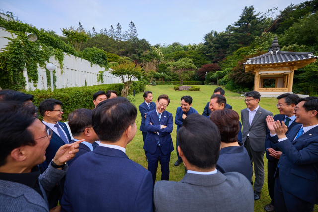 이재명 대통령이 지난 7일 서울 한남동 관저에서 만찬에 참석한 더불어민주당 지도부 의원들과 대화하고 있다. 이재명 대통령 SNS 캡처