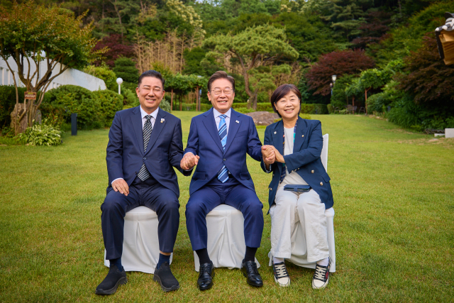 이재명 대통령이 7일 서울 한남동 관저에서 더불어민주당 지도부 초청 만찬에 참석한 김병기, 서영교 의원과 기념촬영을 하고 있다. 두 의원은 당 원내대표 선거에 출마했다. 연합뉴스