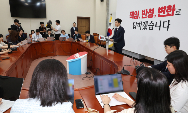 국민의힘 김용태 비상대책위원장이 8일 국회에서 기자회견을 열고 당 개혁 과제 등을 설명하고 있다. 연합뉴스