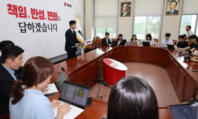 국민의힘 김용태 비상대책위원장이 8일 국회에서 기자회견을 열고 당 개혁 과제 등을 설명하고 있다. 연합뉴스