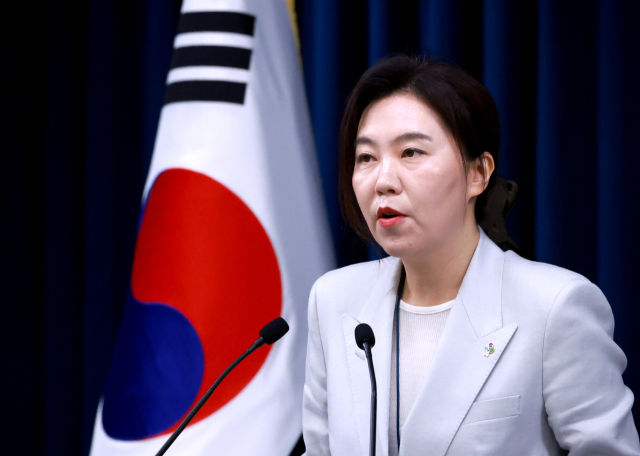 강유정 청와대 대변인이 9일 서울 용산 대통령실 청사에서 대통령경호처 인사 관련 현안 브리핑을 하고 있다. 연합뉴스