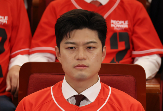 국민의힘 김용태 비상대책위원장이 3일 서울 여의도 국회도서관에 마련된 국민의힘 제21대 대통령선거 개표상황실에서 방송사 출구조사 결과를 지켜보고 있다. 연합뉴스