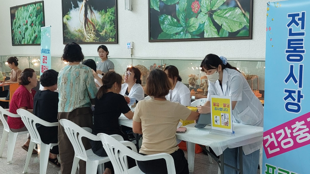 영주시보건소가 시장 상인들을 대상으로 건강 충전프로그램을 운영하고 있다. 영주시 제공