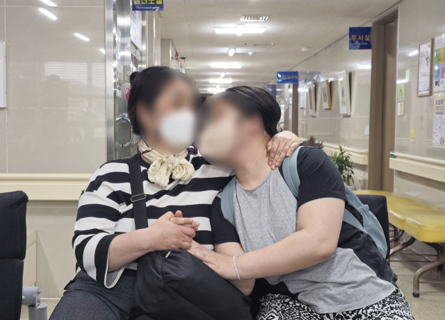 [이웃사랑] 남편 학대로 병원 입원한 지적장애 딸