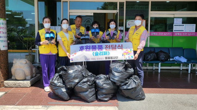 지난달 30일 돌봄봉사단이 참좋은요양병원을 방문해 후원물품을 전달했다. 돌봄봉사단 제공