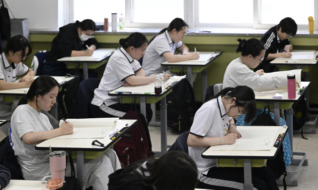 2026학년도 대학수학능력시험 전국연합학력평가가 실시된 지난 4일 오전 대구 수성구 대구여자고등학교에서 고3 수험생들이 시험을 치르고 있다. 김영진 기자 kyjmaeil@imaeil.com