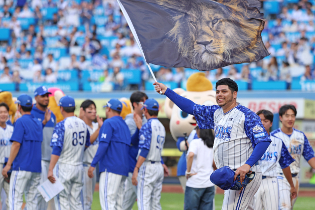 삼성 라이온즈의 아리엘 후라도가 8일 대구에서 열린 NC 다이노스와의 경기에 선발 등판해 완봉승을 거둔 뒤 팬들의 환호에 답하고 있다. 삼성 제공