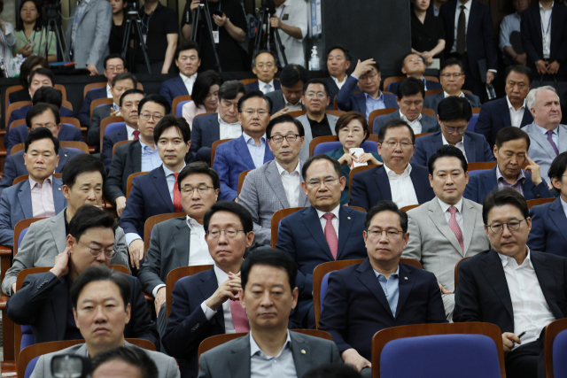 9일 서울 여의도 국회에서 열린 국민의힘 의원총회에서 의원들이 원내대표직 사퇴를 선언한 국민의힘 권성동 원내대표의 발언을 듣고 있다. 연합뉴스