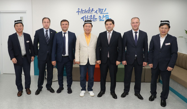5일 우즈베키스탄 탸슈겐트 대표단이 안동을 공식방문해 하회마을을 본따 조성한 