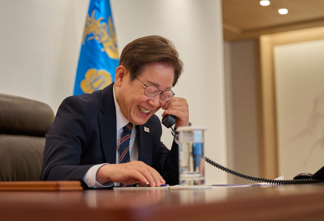 이재명 대통령이 9일 서울 용산 대통령실에서 이시바 시게루 일본 총리와 전화 통화를 하고 있다. 연합뉴스
