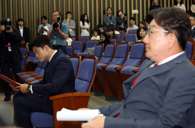 국민의힘 김용태 비상대책위원장과 원내대표직 사퇴를 선언한 국민의힘 권성동 원내대표가 9일 서울 여의도 국회에서 열린 의원총회에 참석해 있다. 연합뉴스