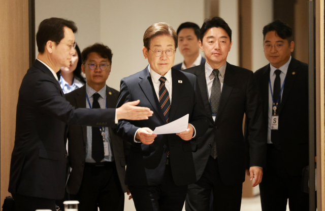 이재명 대통령이 9일 서울 용산 대통령실 청사에서 열린 비상경제점검 2차 태스크포스(TF)회의에 참석하고 있다. 연합뉴스