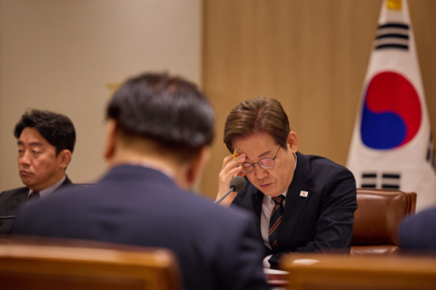 '전 국민 재난지원금' '지역 화폐' '빚 탕감'…무슨 돈으로?
