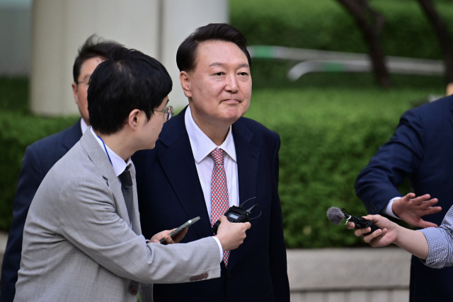 윤석열 전 대통령이 9일 서울 서초구 서울중앙지방법원에서 열린 내란 우두머리 혐의·직권남용 권리행사 방해 혐의 사건 6차 공판에 출석한 뒤 법정을 나서고 있다. 연합뉴스