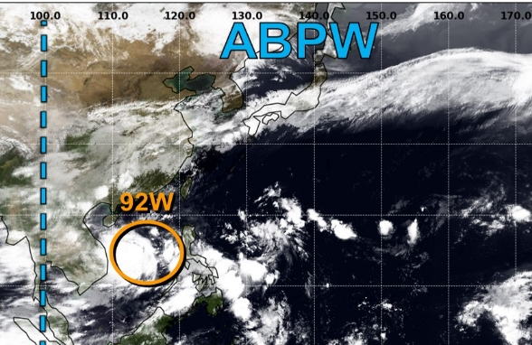 미국 합동태풍경보센터(JTWC, Joint Typhoon Warning Center) 감시 92W 열대요란 위치. 10일 오전 11시를 기해 열대저압부 발달 가능성이 Low(낮음)에서 Medium(중간)으로 상향됐다. 92W 열대요란이 열대저압부를 거쳐 태풍으로 발달할 경우 올해 첫 태풍인 1호 태풍 우딥이 된다. JTWC