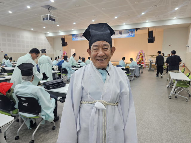 10일 박창근 금오한시회 회장이 제28회 구미 전국한시백일장 행사에 앞서 사진을 찍고 있다. 조규덕기자