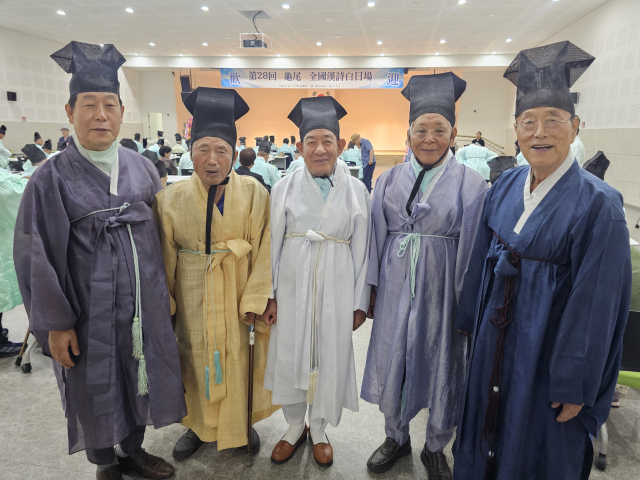 10일 박창근(가운데) 금오한시회 회장과 임원들이 제28회 구미 전국한시백일장 행사에 앞서 사진을 찍고 있다. 조규덕기자